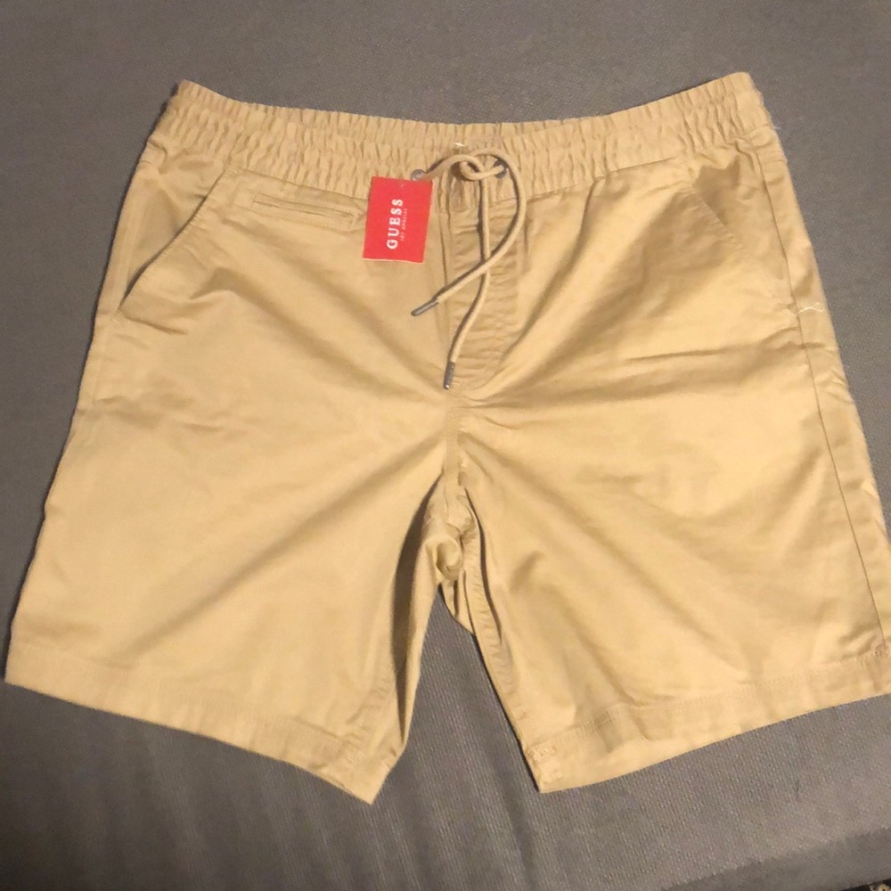 GUESS LOS ANGELES Casual Drawstring Chino Shorts in Camel
